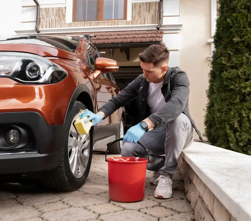 Lavage auto à domicile Saint-Marcel-lès-Valence : professionnel intervenant sur un véhicule